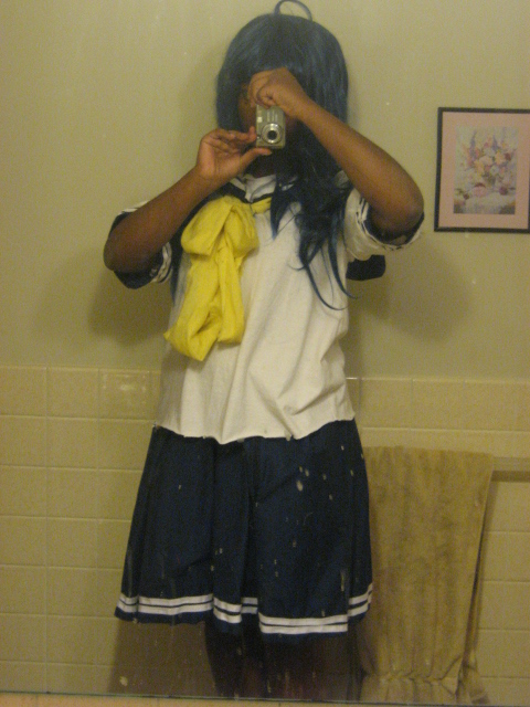 fuzzy picture of an Izumi Konata cosplay, the camera is angled so it covers the persons face